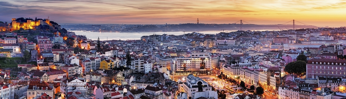 Panorama von Lissabon Skyline Portugal (TTstudio / stock.adobe.com)  lizenziertes Stockfoto 
Información sobre la licencia en 'Verificación de las fuentes de la imagen'